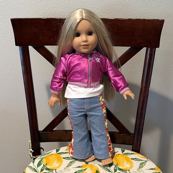 American Girl doll, blonde from 2017. Excellent condition. Flower child outfit - Picture 2 of 13